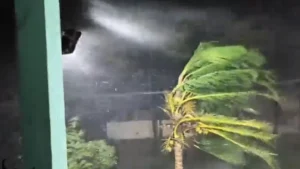 ঘণ্টায় ১৫০ কিমি বেগে অন্ধ্র উপকূলে আছড়ে পড়ল ঘূর্ণিঝড় অর্ণব