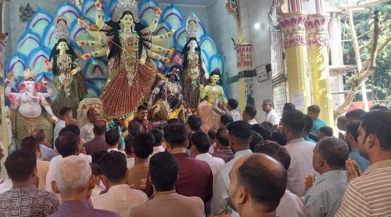 ৩১০ বছরের পুরনো মন্দিরে শিকড়ের টানে ওপার বাংলার স্বজনরা