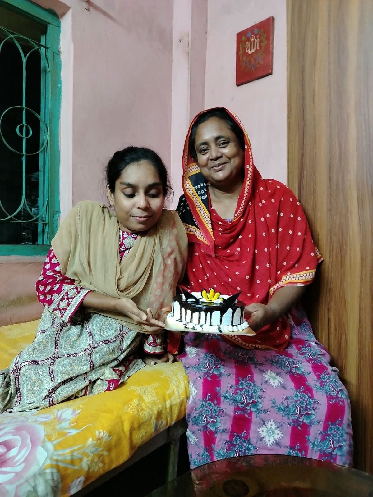 মায়ের হাত ধরে স্নাতকোত্তর, সংগ্রামের গল্প শোনালেন রাজিয়া