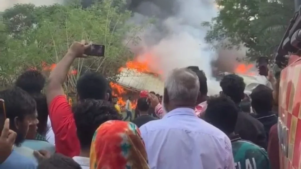 গাজীপুরে পোশাক কারখানার গুদামে আগুন, নিয়ন্ত্রণে ৯ ইউনিট