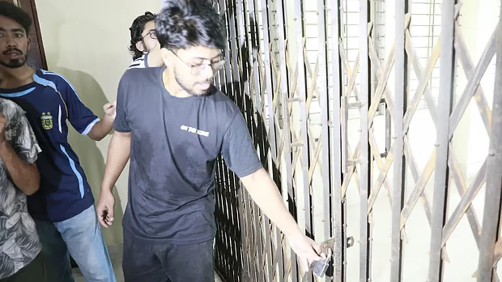 চুয়েট ভিসি ভবনে তালা ও বিদ্যুৎ সংযোগ বিচ্ছিন্ন