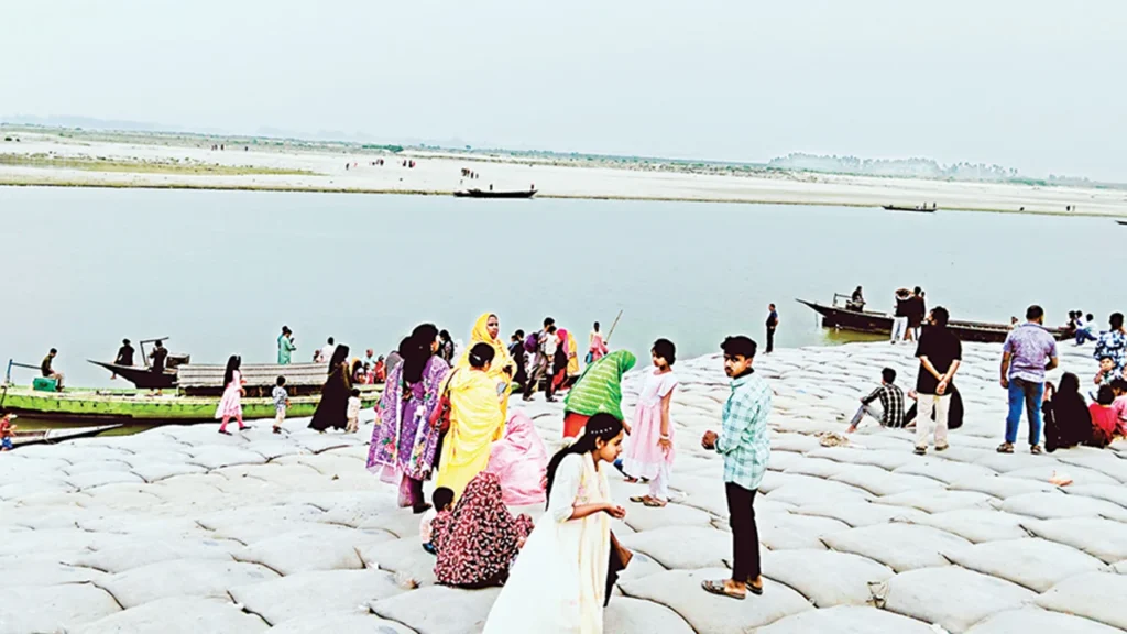 ফুলছড়ি-বাহাদুরাবাদে ফেরি বন্ধে ২৫ বছরের ভোগান্তি, সেতু দাবি জোরালো