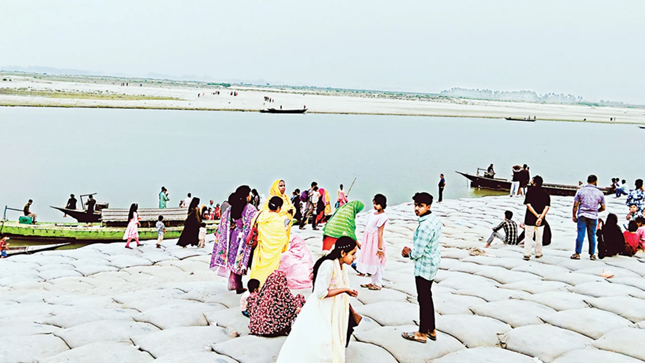 ফুলছড়ি-বাহাদুরাবাদে ফেরি বন্ধে ২৫ বছরের ভোগান্তি, সেতু দাবি জোরালো