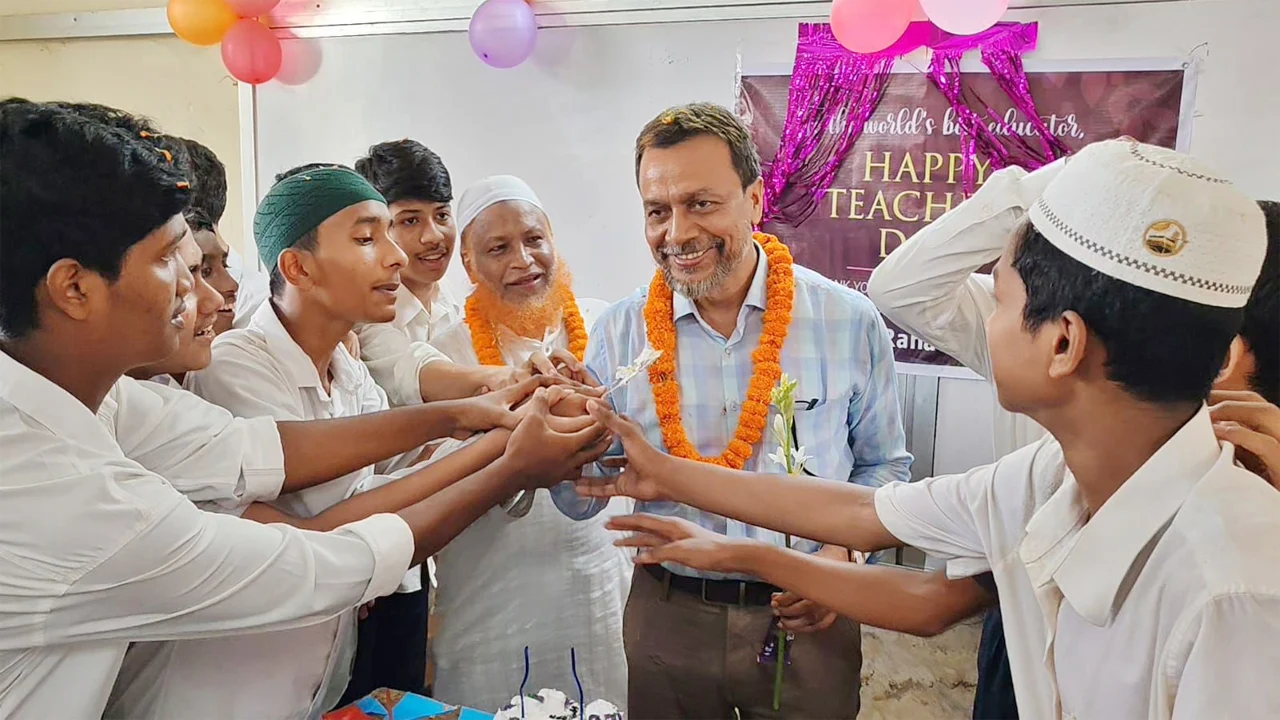 বিশ্ব শিক্ষক দিবসে পটিয়ার শিক্ষার্থীদের ব্যতিক্রমী উপহার