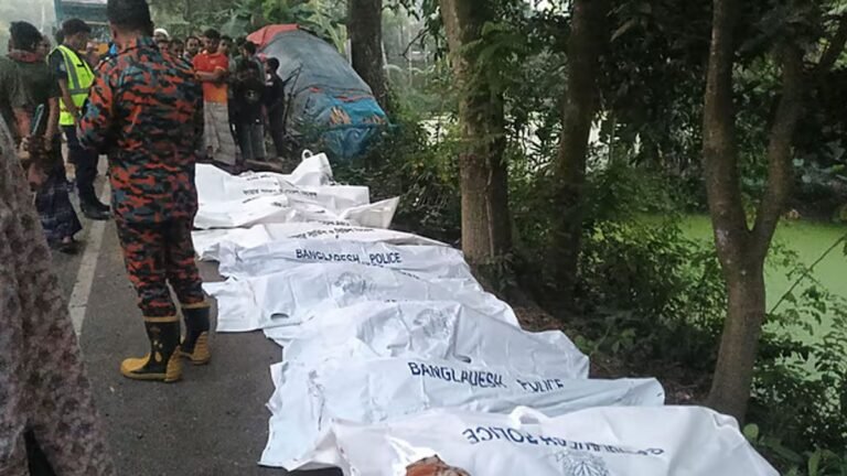 নাটোরে বাস-ট্রাক সংঘর্ষে ১০ জন নিহত