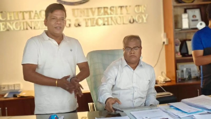 চুয়েটে প্রশাসনিক ভবনের তালা ভেঙে দায়িত্ব নিলেন নতুন উপাচার্য