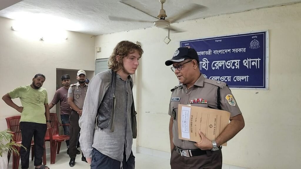 রাজশাহীতে জার্মান পর্যটকের খোয়া যাওয়া ল্যাপটপ-ক্যামেরা উদ্ধারে তৎপর পুলিশ