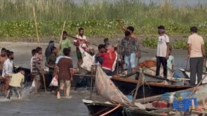 শরীয়তপুরে এমপির নেতৃত্বে ইলিশ রক্ষা অভিযান