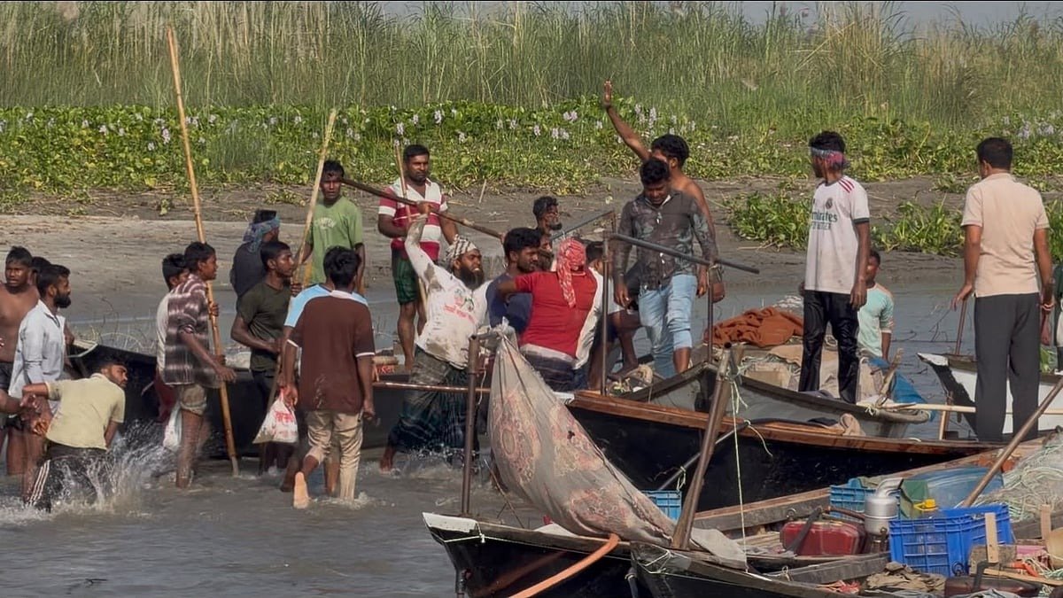 শরীয়তপুরে এমপির নেতৃত্বে ইলিশ রক্ষা অভিযান