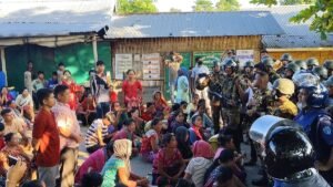 সাজেকে দুই সংগঠনের অবরোধ: তিন ঘণ্টা আটকা পর্যটকদের গাড়ি
