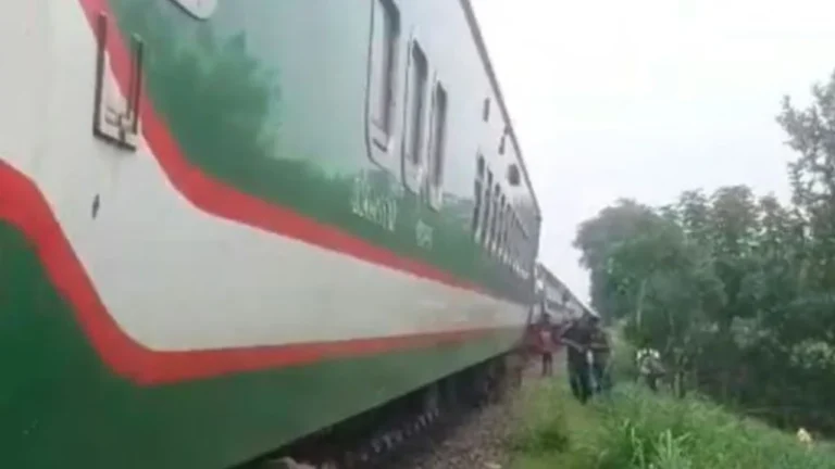 টাঙ্গাইলে লাইনচ্যুত নীলসাগর এক্সপ্রেস, উত্তরবঙ্গগামী ট্রেন চলাচল ব্যাহত