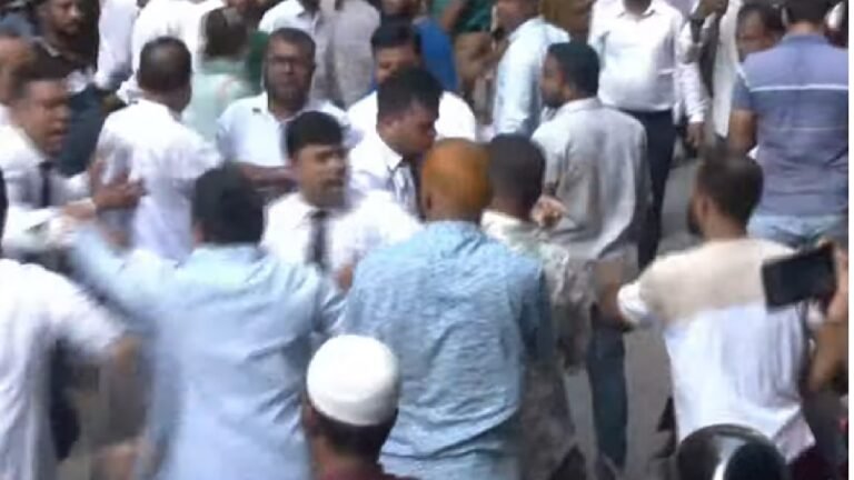 ঢাকার সিএমএম আদালতে আইনজীবীদের হাতাহাতি