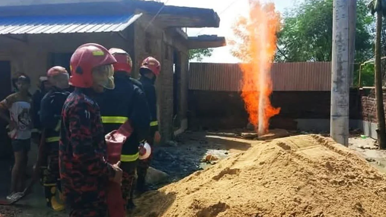 উখিয়ায় নলকূপের পাইপ দিয়ে গ্যাস নিঃসরণ: ১৫ দিন পর্যবেক্ষণের পরিকল্পনা
