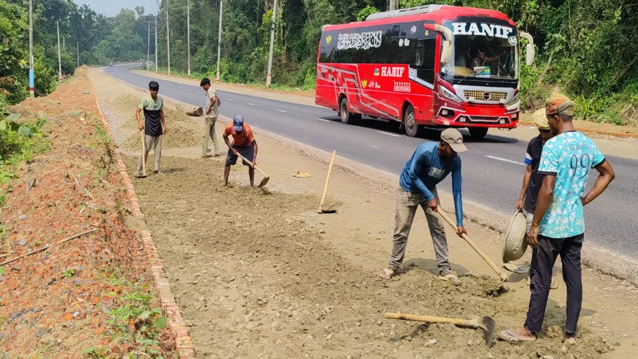 দুর্ঘটনা কমাতে চট্টগ্রাম-কক্সবাজার মহাসড়ক প্রশস্ত করার কাজ চলছে