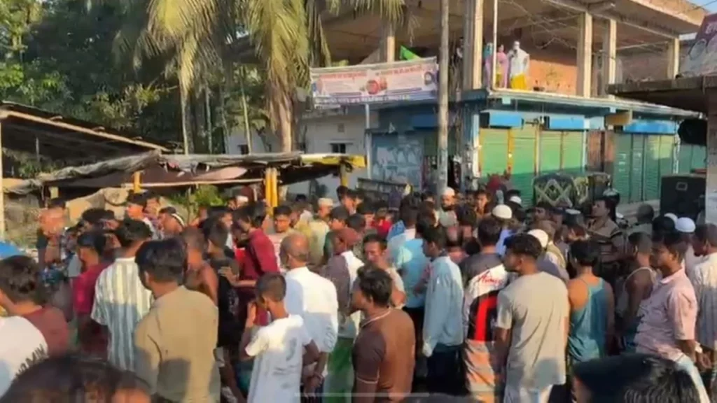 লক্ষ্মীপুরে বালুবাহী ড্রাম্প ট্রাক চাপায় ভ্যানচালক নিহত, সড়ক অবরোধ