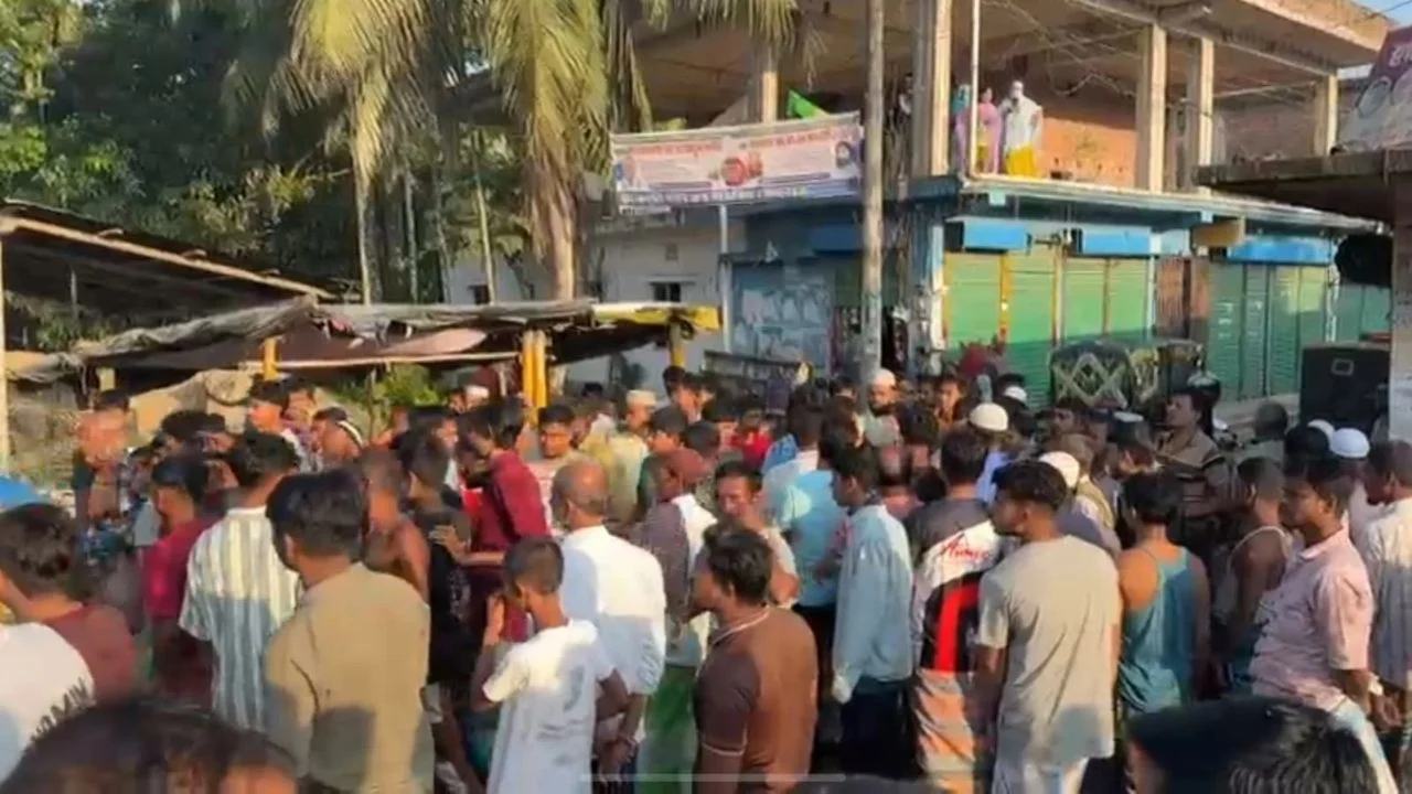 লক্ষ্মীপুরে বালুবাহী ড্রাম্প ট্রাক চাপায় ভ্যানচালক নিহত, সড়ক অবরোধ