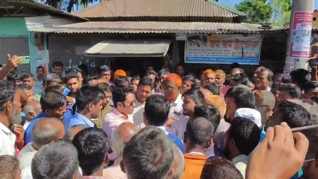 সারের দাবিতে লালমনিরহাটে কৃষকদের মহাসড়ক অবরোধ