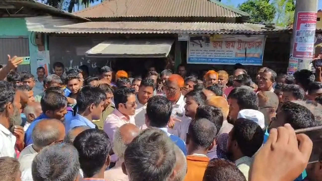 সারের দাবিতে লালমনিরহাটে কৃষকদের মহাসড়ক অবরোধ
